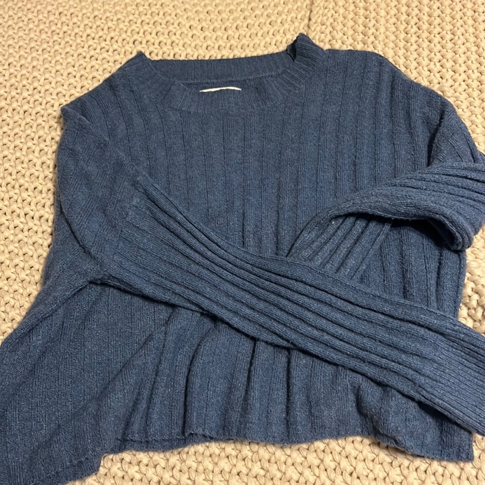 soft & comfortable blue sweater american eagle!!!